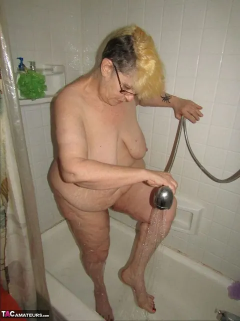 BBW with Short Hair Shaves Her Legs in the Bathtub – photo 19 of 20