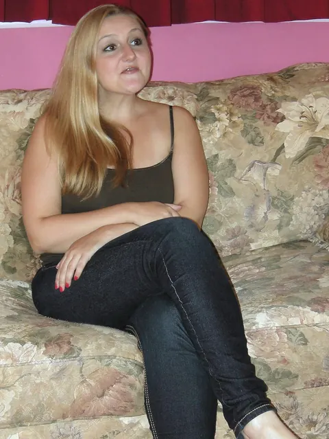 Savanna Knight: Chubby Blonde MILF Undresses and Spreads Her Pussy in Casting – photo 1 of 21