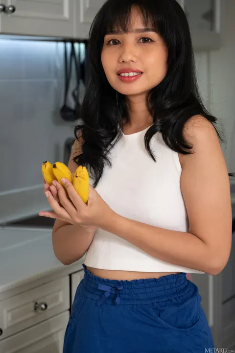 Thai Brunette Shows Her Shaved Pussy – photo 3 of 20