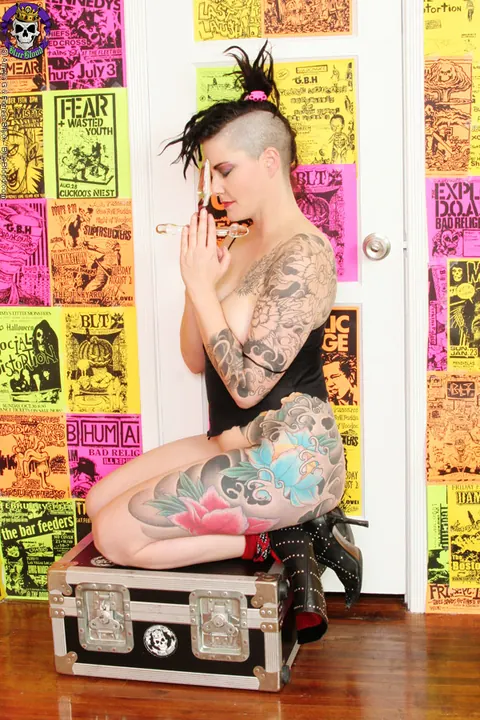 Michelle Aston: Tall Tattooed MILF in Pantyhose and Boots Uses a Glass Dildo – photo 3 of 16