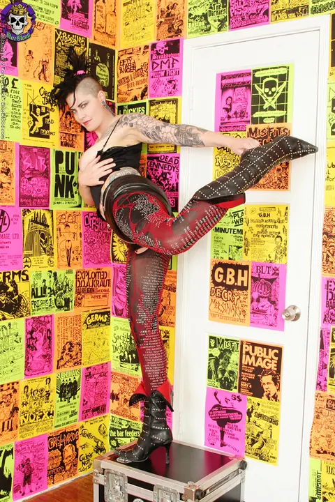 Michelle Aston: Tall Tattooed MILF in Pantyhose and Boots Uses a Glass Dildo – photo 7 of 16