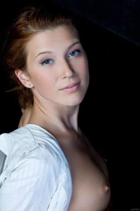 Kira J: Tall Athletic Redhead Strips Naked and Spreads Her Shaved Pussy – photo 7 of 20