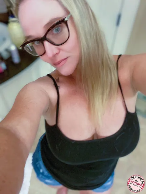 Dee Siren: Blonde MILF Shows Off Her Big Tits in Selfie – photo 1 of 20