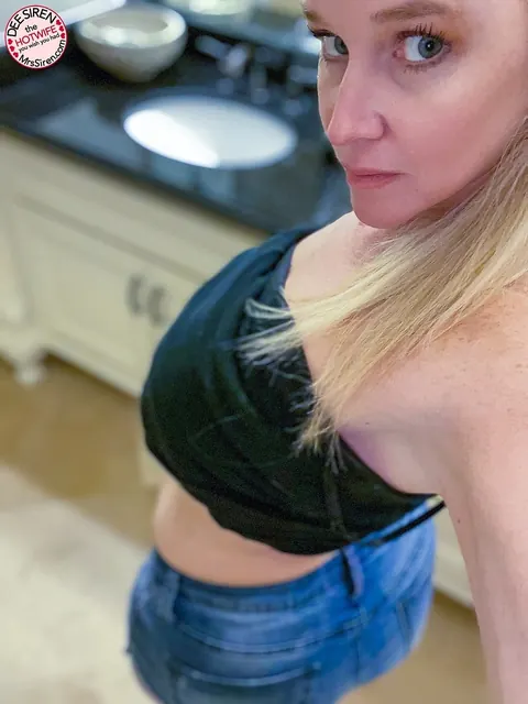 Dee Siren: Blonde MILF Shows Off Her Big Tits in Selfie – photo 9 of 20