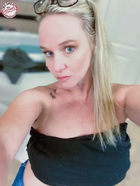Dee Siren: Blonde MILF Shows Off Her Big Tits in Selfie – photo 7 of 20