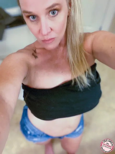 Dee Siren: Blonde MILF Shows Off Her Big Tits in Selfie – photo 8 of 20