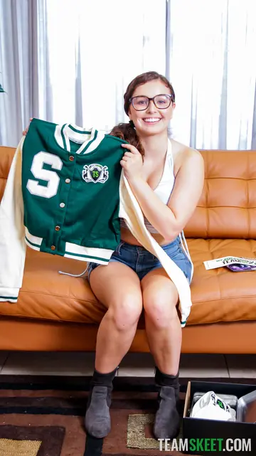 Lacy Tate – PAWG in Glasses Gives a Handjob and Takes Cock in Group on the Sofa