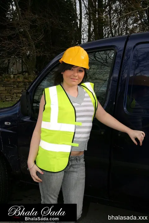 Curvy Brunette MILF Poses Outdoors in Jeans and Uniform – photo 9 of 15