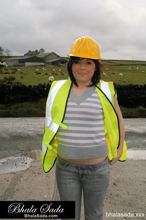 Curvy Brunette MILF Poses Outdoors in Jeans and Uniform – photo 5 of 15