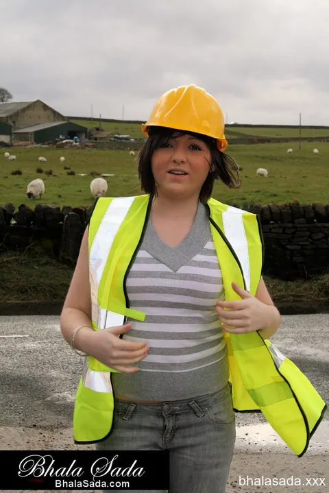 Curvy Brunette MILF Poses Outdoors in Jeans and Uniform – photo 4 of 15