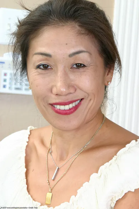 Mature Asian Woman Spreads Her Hairy Pussy – photo 1 of 20