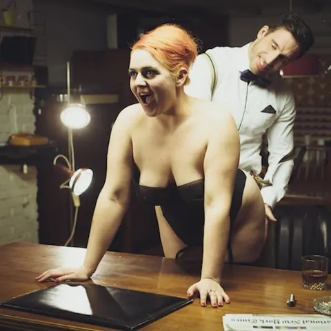 Poppy Cox: European Redhead with Natural Tits Undresses and Poses – photo 10 of 16