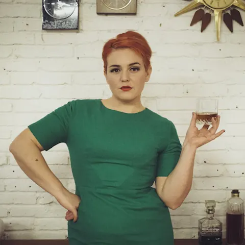 Poppy Cox: European Redhead with Natural Tits Undresses and Poses – photo 8 of 16