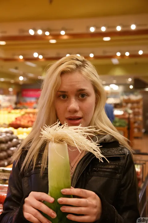 Wren Davis: Petite Blonde Flashes Her Big Ass in Public – photo 5 of 13