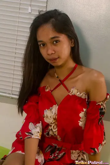Petite Filipina Poses Nude Showing Her Slim Body