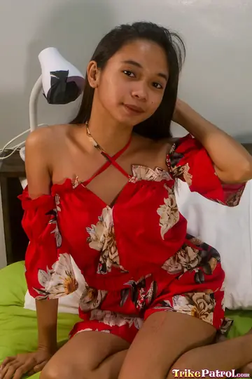 Petite Filipina Poses Nude Showing Her Slim Body