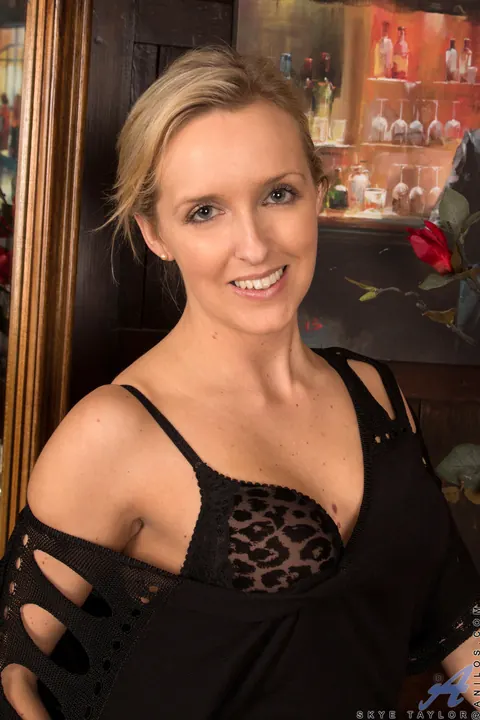 Skye Taylor: British Blonde MILF in Stockings and Heels Spreads Her Pussy – photo 3 of 21