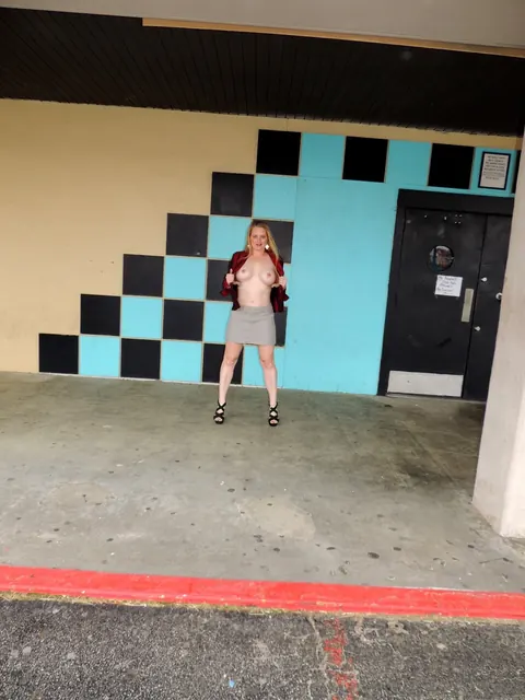 Harmoni Kalifornia: Blonde MILF Flashes Her Tits and Sucks BBC Outdoors – photo 4 of 17