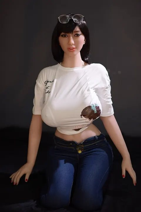 Chinese Woman Strips and Shows Her Big Tits – photo 1 of 14