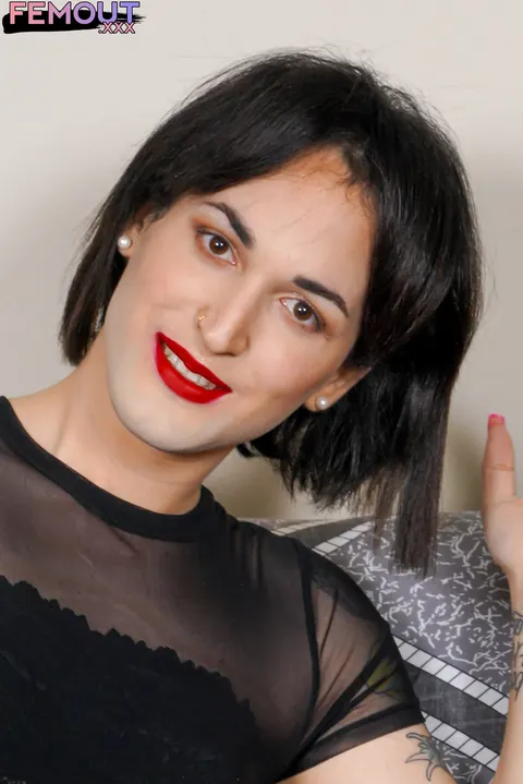 Trans Woman Undoes Her Jeans and Poses Fully Nude – photo 2 of 16