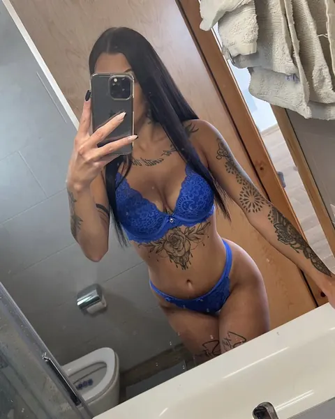 Tattooed PAWG in a Blue Bikini Poses Outdoors by the Mirror – photo 4 of 18