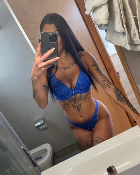 Tattooed PAWG in a Blue Bikini Poses Outdoors by the Mirror – photo 10 of 18