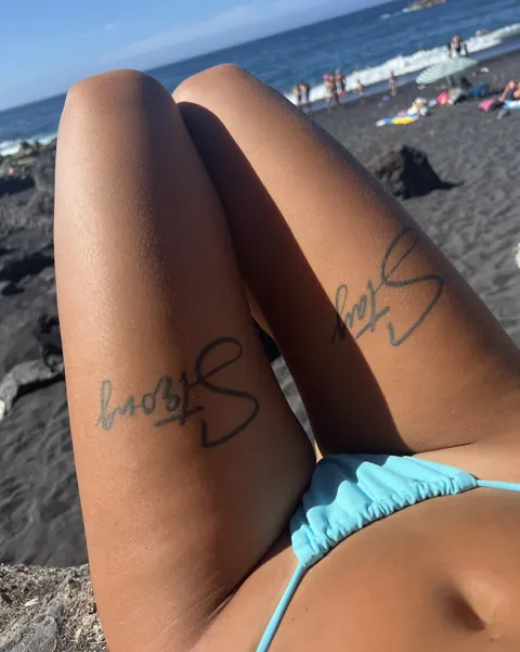 Tattooed PAWG in a Blue Bikini Poses Outdoors by the Mirror – photo 18 of 18
