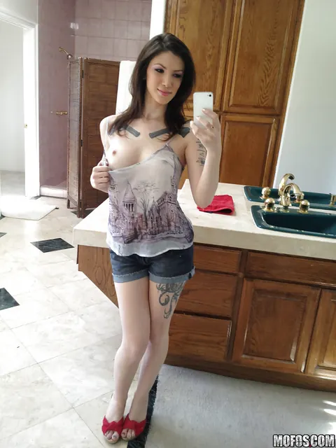 Indigo Augustine: Brunette PAWG Pulls Shorts Aside to Show Her Shaved Pussy in Selfie – photo 1 of 14
