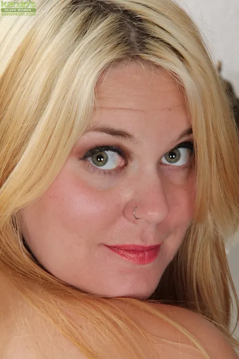 Lindsay Jackson: Blonde MILF with Big Tits Lifts Her Skirt and Spreads – photo 8 of 16
