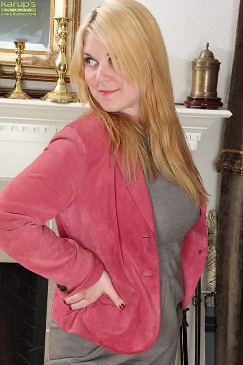 Lindsay Jackson: Blonde MILF with Big Tits Lifts Her Skirt and Spreads – photo 1 of 16