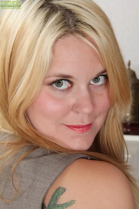 Lindsay Jackson: Blonde MILF with Big Tits Lifts Her Skirt and Spreads – photo 4 of 16