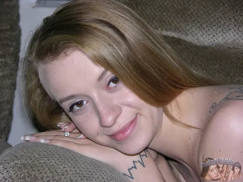 Blonde Spreads Her Shaved Pussy on the Bed in Debut – photo 12 of 16