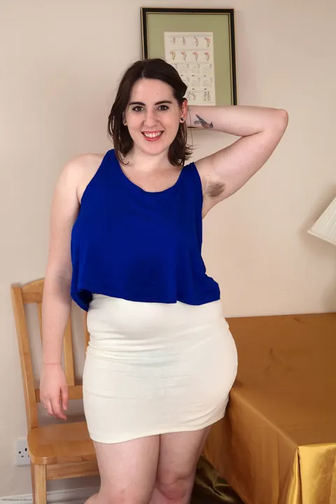 Beryl Aspen: Brunette BBW Undresses and Spreads Her Hairy Pussy – photo 3 of 21