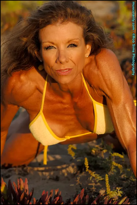 Athletic MILF Spreads in a Bikini Outdoors – photo 7 of 15