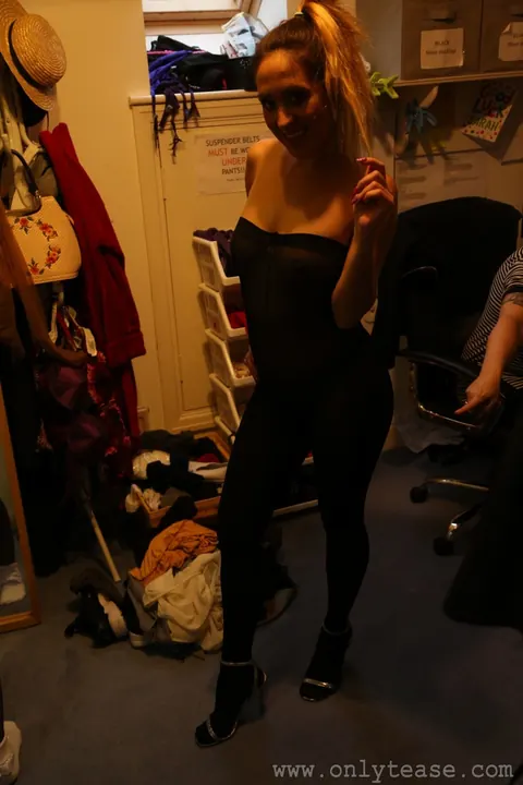 Woman in Stockings Poses and Shows Her Body – photo 20 of 21