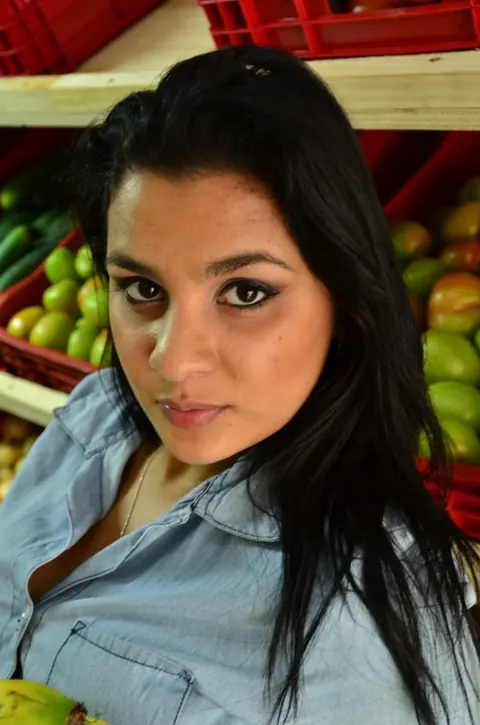 Latina Bares Her Big Natural Tits and Spreads Her Legs – photo 3 of 18