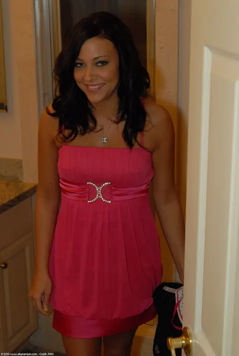 Ivy Winters: Brunette PAWG in Shorts Fucks and Plays with a Dildo – photo 5 of 21