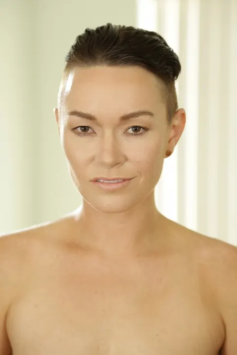 Jiz Lee: Short-Haired Brunette MILF Shows Her Hairy Tattooed Body – photo 8 of 18