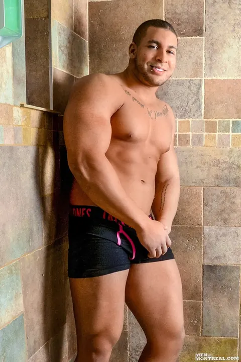 Canadian Bodybuilder Undresses and Shows His Cock in the Bathroom – photo 2 of 15