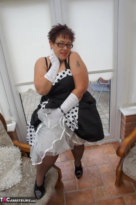 Mature European BBW with Huge Tits Strips Out of Her Skirt – photo 12 of 20