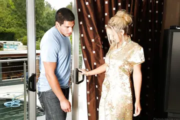 Angel Ashton – Thick Blonde Masseuse Gives Wet Blowjob Outdoors Near Bathroom