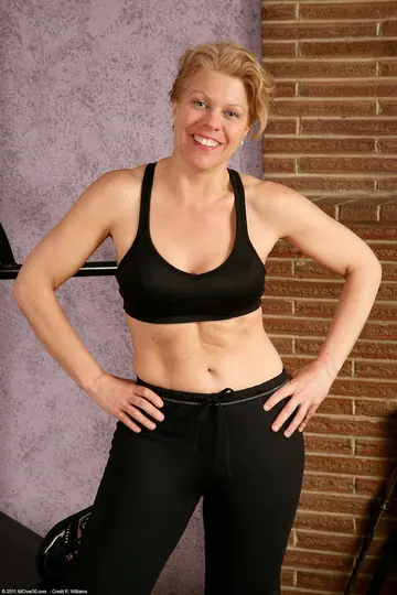 Lauren E – Busty Amateur MILF Undresses at the Gym Showing Her Mature Body