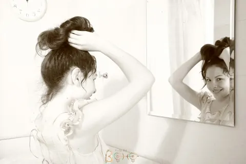 Woman Strips Naked and Poses to Show Her Figure – photo 14 of 14
