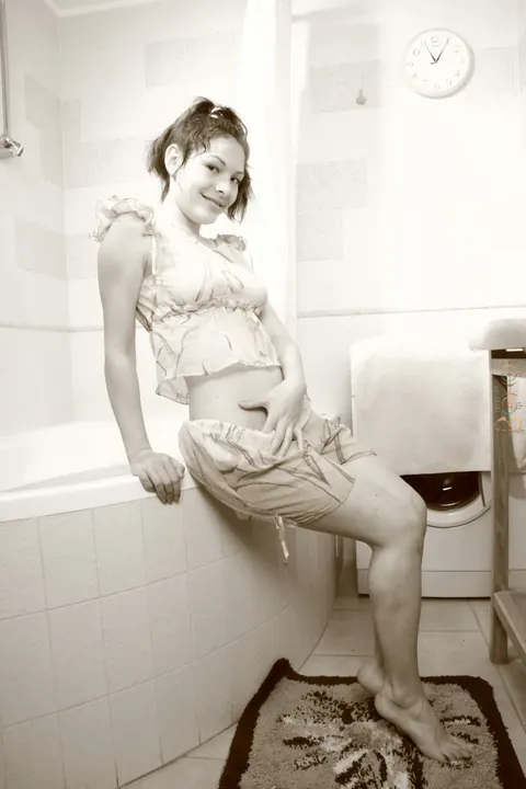 Woman Strips Naked and Poses to Show Her Figure – photo 1 of 14