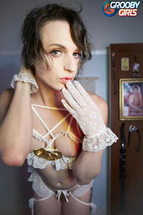 Trans Woman Discards Her Lingerie and Poses Nude – photo 5 of 15