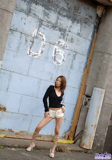 Japanese MILF Strips Out of Her Shorts and Spreads Wide