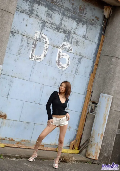 Jun Kusanagi: Japanese MILF Strips Out of Her Shorts and Spreads Wide – photo 1 of 16
