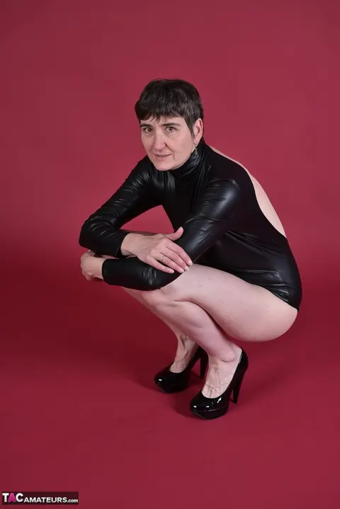 Short-Haired Brunette in High Heels Spreads Her Legs and Asshole – photo 1 of 20