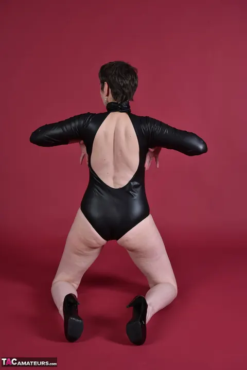 Short-Haired Brunette in High Heels Spreads Her Legs and Asshole – photo 6 of 20