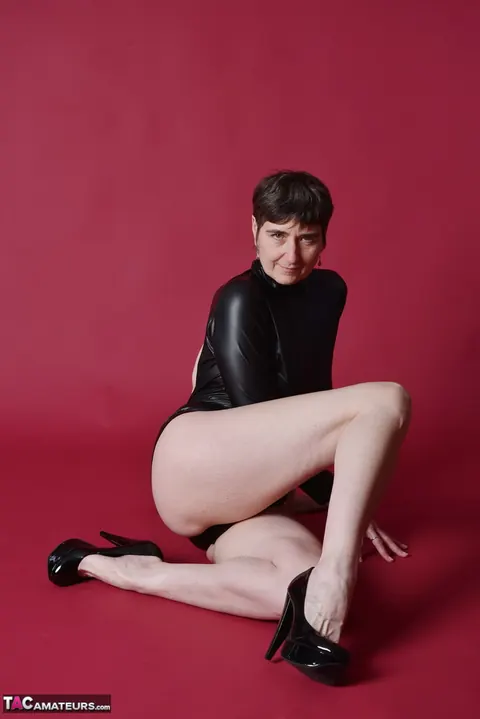 Short-Haired Brunette in High Heels Spreads Her Legs and Asshole – photo 5 of 20